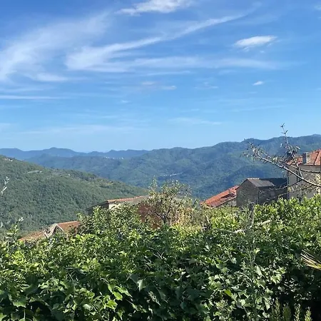 Casa Pino Mit Eingezaeuntem Garten In Ligurien Zur Alleinnutzung Borghetto d'Arroscia